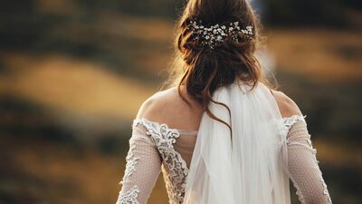 Düğün davetleriniz için saç modelleri