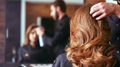 Hacimli görünen saçlar için: Kelebek saç kesimi