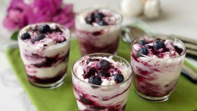 Yaban mersinli kremalı kuplar