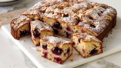 Böğürtlenli bademli kek