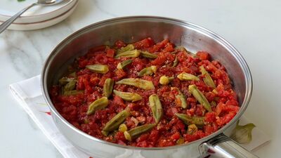 Domatesli bamya yemeği