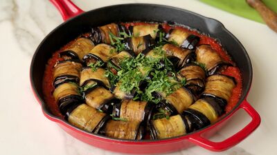 Domates soslu kıymalı rulo patlıcan yemeği 