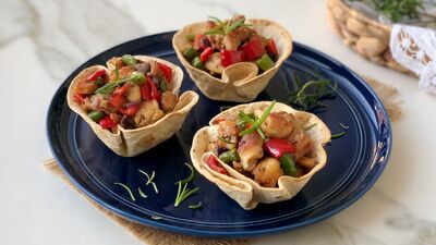 Tortilla çanağında tavuk sote