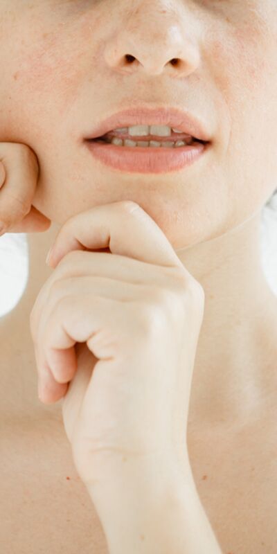 Yaşlanmayı yavaşlatan 6 yüz yogası pozu