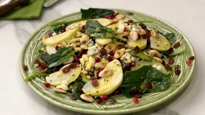 Armutlu ıspanaklı kış salatası