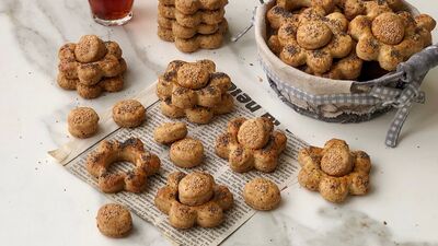 Haşhaşlı mahlepli tuzlu çiçek kurabiyeler