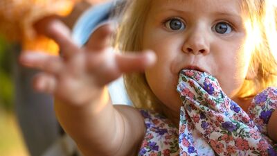 Çocuklar tişörtlerini neden ısırır?