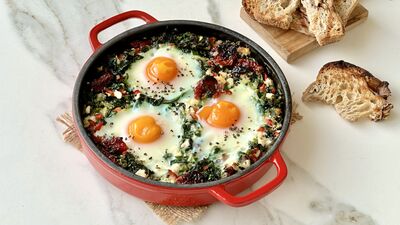 Sahanda peynirli ıspanaklı yumurta