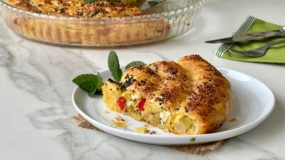 Baklava yufkasıyla pırasalı börek