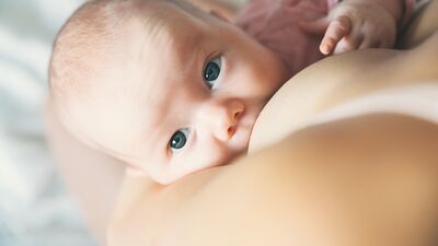 Bebeğin acıktığını gösteren 8 erken işaret