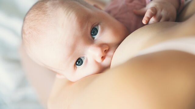 Bebeğin acıktığını gösteren 8 erken işaret