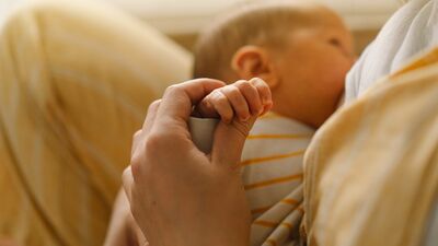 Bebeğin acıktığını gösteren 8 erken işaret