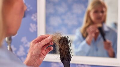 Menopoz döneminde saç dökülmesini böyle önleyin