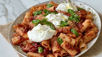 Buratta peynirli domatesli makarna