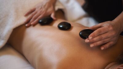 Gergin kaslara iyi geliyor: Sıcak taş masajı