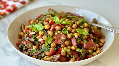 Domatesli çıtır nohut salatası