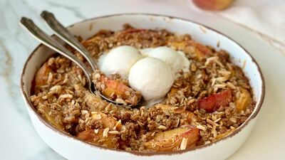 Bademli yulaflı şeftali crumble