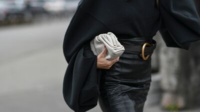  Sıkıcı görünmeden siyah giyinme rehberi