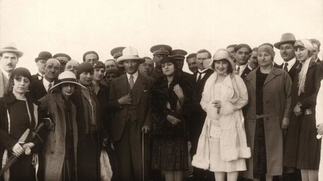 Cumhuriyet ile &quot;ilk&quot; olan kadınlar