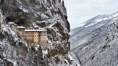 Sümela Manastırı beyaza büründü