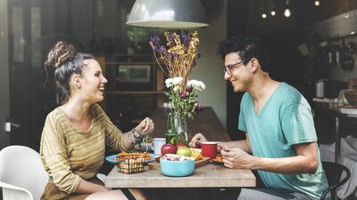 İlgi duymadığınız biriyle flört etmenin beklenmedik 4 faydası