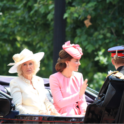 Kraliyet kadınlarının gardırobunda bulunan klasik parçalar