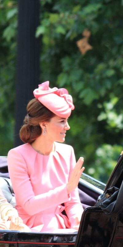 Kraliyet kadınlarının gardırobunda bulunan klasik parçalar