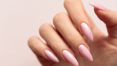 Hailey Bieber'dan ilhamla: Çilekli süt tırnak