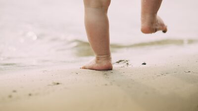 Bebeğinizi yürümesi için cesaretlendirin