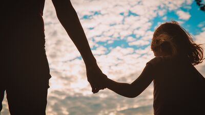 Çocukların ellerinden babalarına hediye