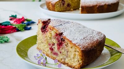 Vişneli badem unlu kek