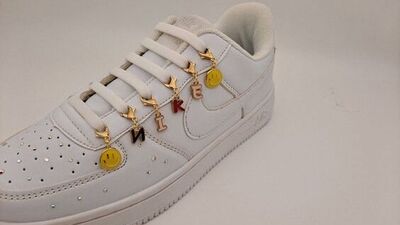 Charm ve zincir ile ayakkabılara özel dokunuş