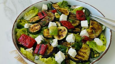 Izgara sebzeli yaz salatası 