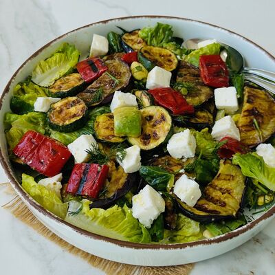 Izgara sebzeli yaz salatası 