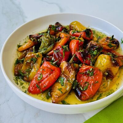Renkli biber salatası