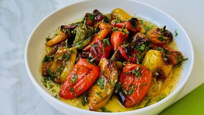 Renkli biber salatası
