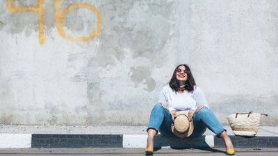 Kısa boylu ve basenli kadınlara jean rehberi