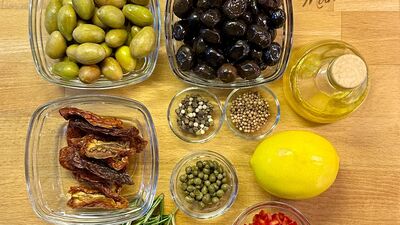 Kuru domatesli kişnişli zeytin mezesi