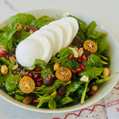 Meyveli mozarellalı ıspanak salatası