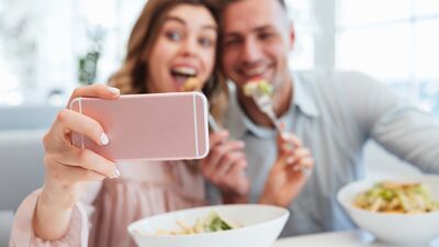 Sık selfie paylaşan çiftler daha mutsuz!