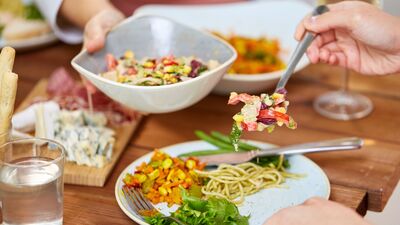 Üniversiteliye "askıda yemek"