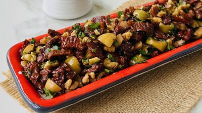 Cevizli kuru domates salatası