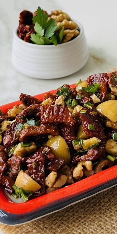 Cevizli kuru domates salatası