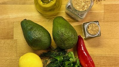 Kahvaltılık avokado ezmesi