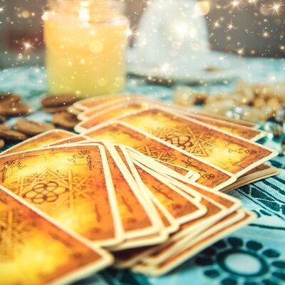Burçlar ve tarot kartları arasındaki karmik bağ