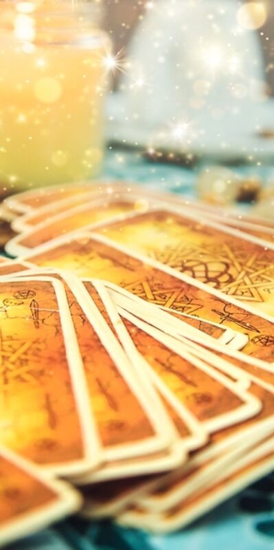 Burçlar ve tarot kartları arasındaki karmik bağ