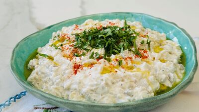Süzme yoğurtlu közlenmiş patlıcan salatası 