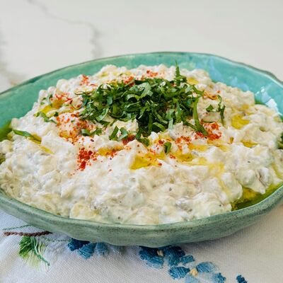 Süzme yoğurtlu közlenmiş patlıcan salatası 