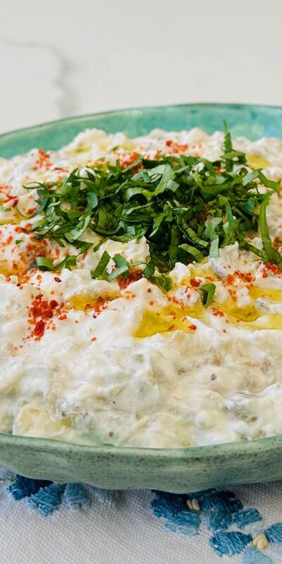 Süzme yoğurtlu közlenmiş patlıcan salatası 