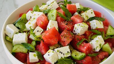 Peynirli naneli karpuz salatası 